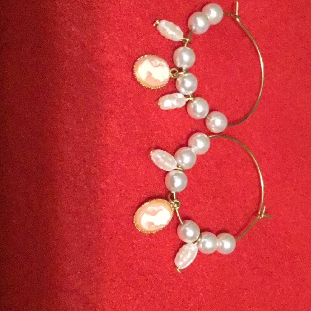 Beautiful Vintage Cameo & Pearl Accented Hoop Earrings In Excellent Condition